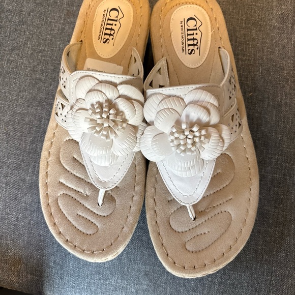 Cliffs by WHITE MOUNTAIN White Floral Sandals - Picture 2 of 7
